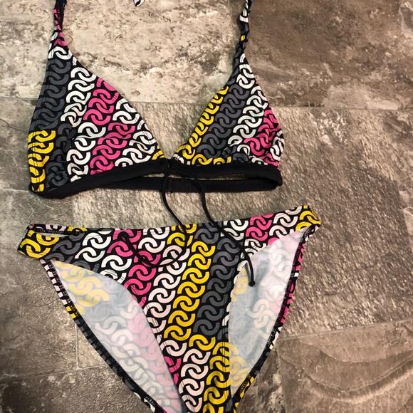 Bikini - Picture 1 of 1